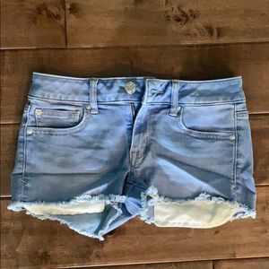 AMERICAN EAGLE SHORTIE LIGHT WASH JEAN SHORTS
